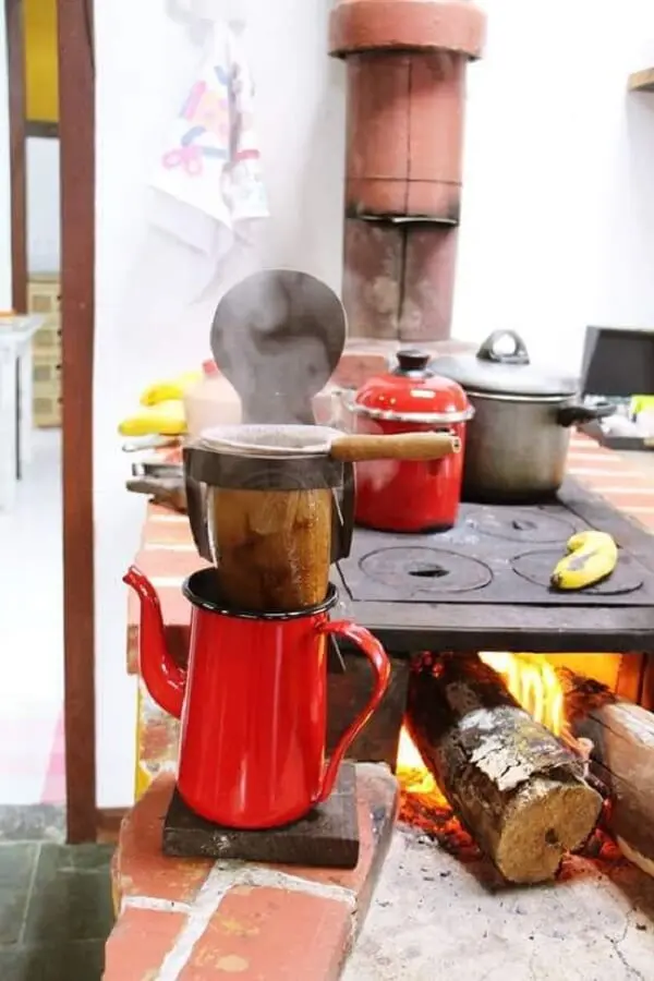 A preparação do café fica ainda mais especial quando feita na cozinha com fogão à lenha