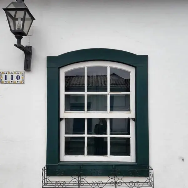 A vista externa de uma linda janela guilhotina clássica e colonial