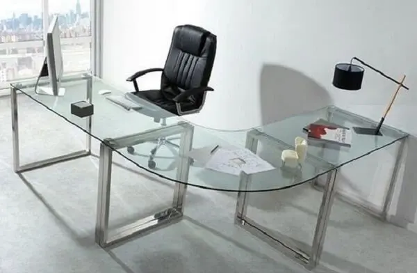 Acomode vários objetos sobre a mesa de vidro em L para escritório
