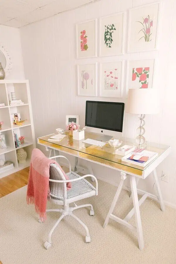 Ambiente feminino e delicado com mesa de vidro para escritório