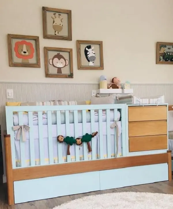 Aproveite cada cantinho do quarto de bebê com o berço com gaveta