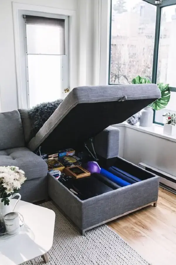 Aproveite o espaço do sofá baú para guarda itens de uso não diário