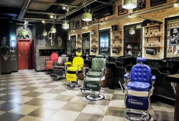 As cadeiras coloridas são as protagonistas nessa decoração de barbearia