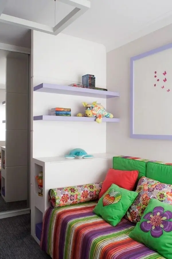 As cores da prateleira para quarto infantil conversam com outros elementos do espaço