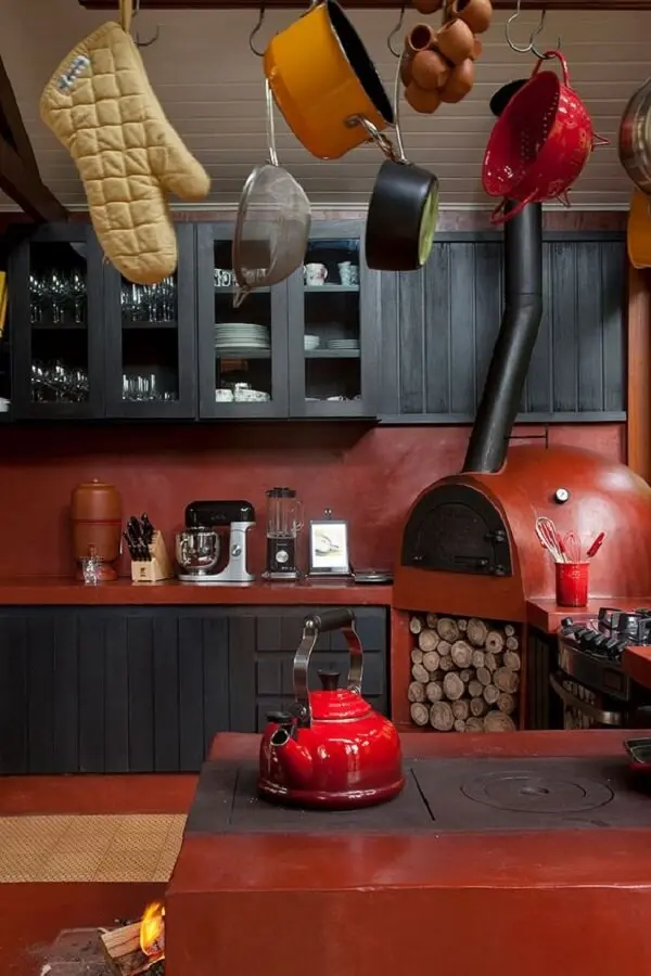 As cores dessa cozinha com fogão à lenha trazem descontração