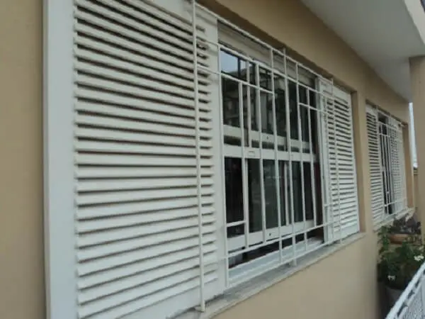 As grades fixadas na janela de guilhotina trazem segurança para a residência