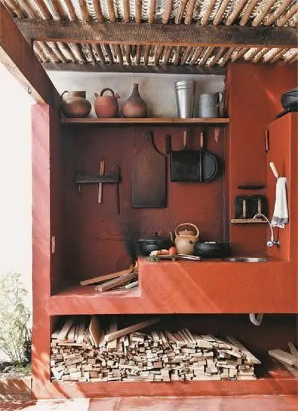 As panelas de ferro são muito usadas na cozinha planejada com fogão à lenha