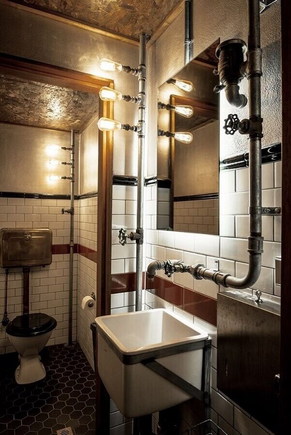 Banheiro de barbearia decorado com estilo industrial e detalhes rústicos