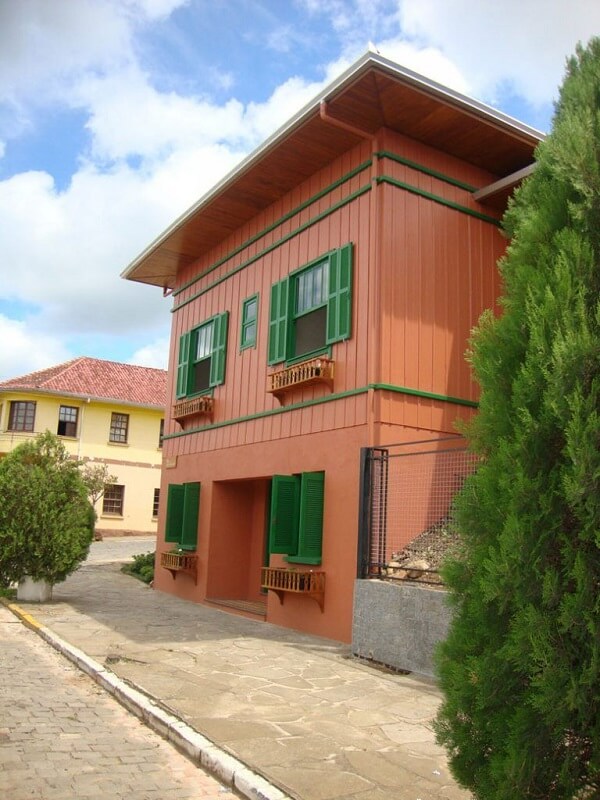 Casa colonial colorida com janela guilhotina madeira