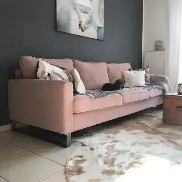 Combinação perfeita entre sofá de linho rosa e parede cinza