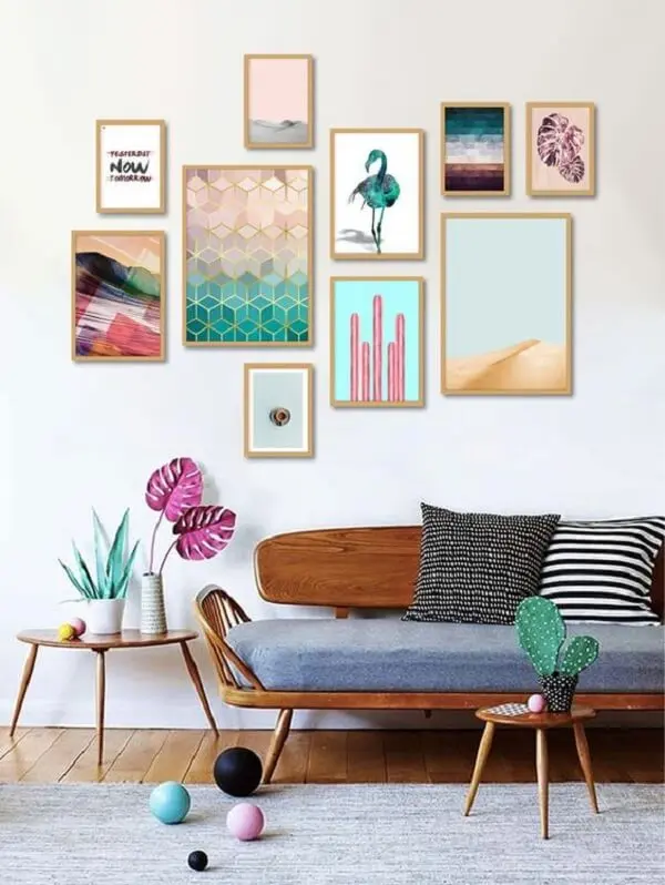 Composição de quadros coloridos para a parede da sala