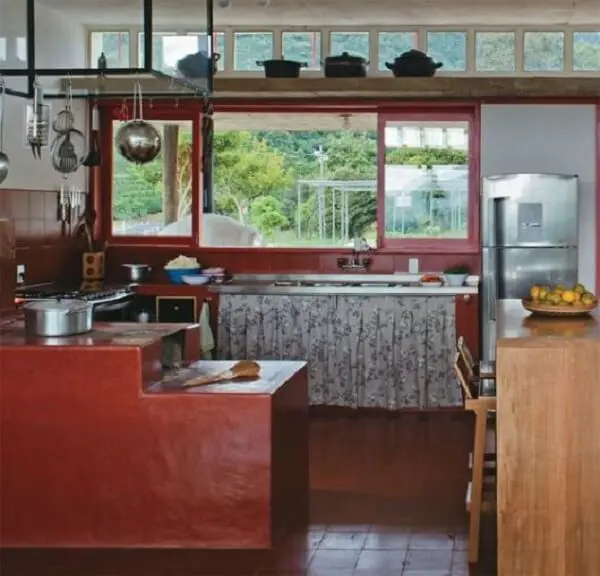 Cozinha compacta com fogão à lenha
