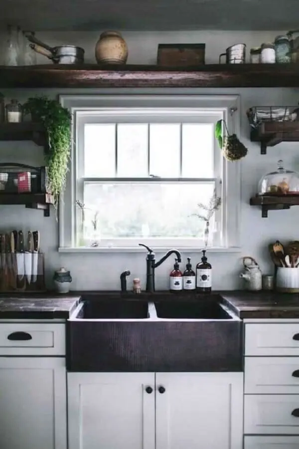 Cozinha retrô com janela guilhotina é puro charme