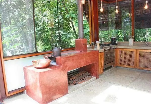 Cozinha rústica com fogão à lenha para varandas com fechamento em vidro