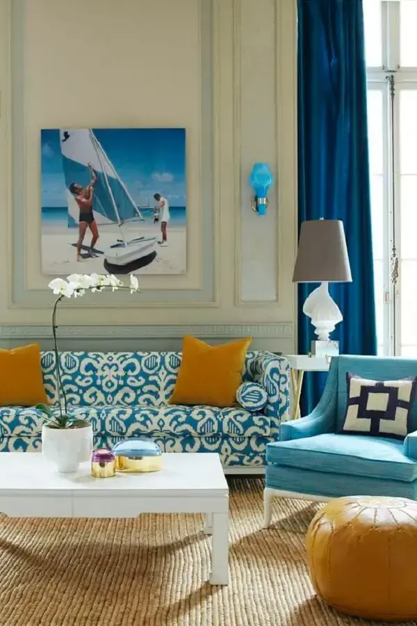 Decoração clean tem sofá com estampa com nuances de azul