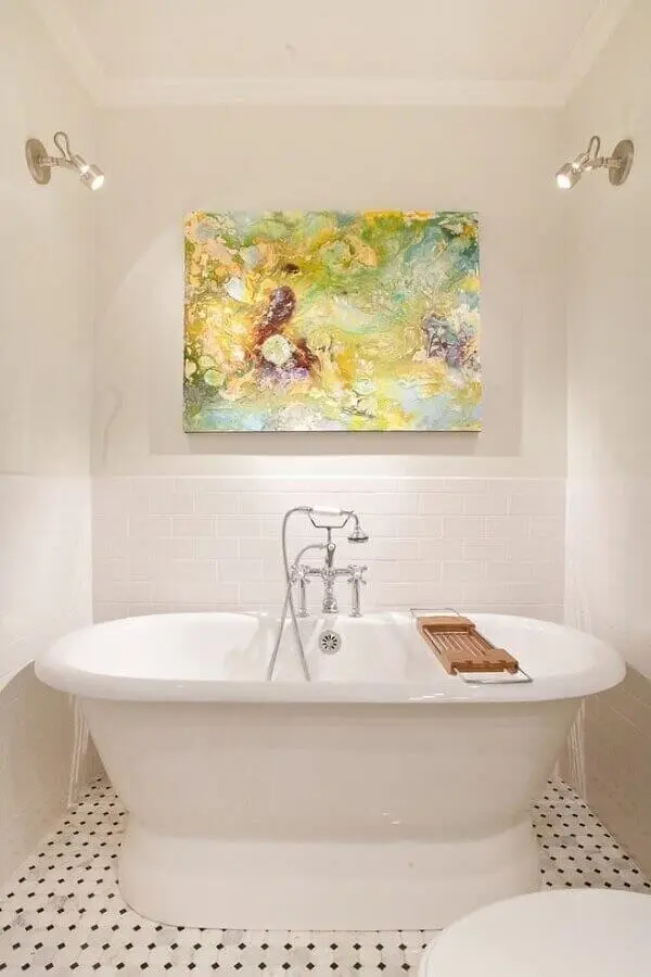 Decoração com quadro abstrato colorido para banheiro branco