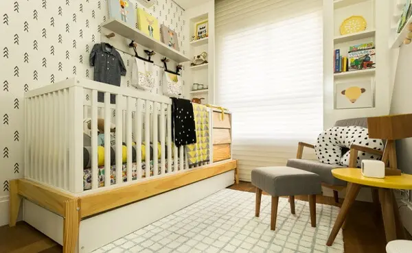 Decoração de quarto de bebê com nichos, ganchos e berço com gaveta