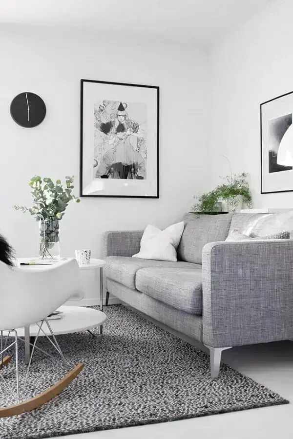 Decoração de sala clean com sofá de linho cinza