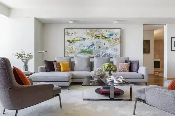 Decoração de sala com sofá de linho com chaise cinza