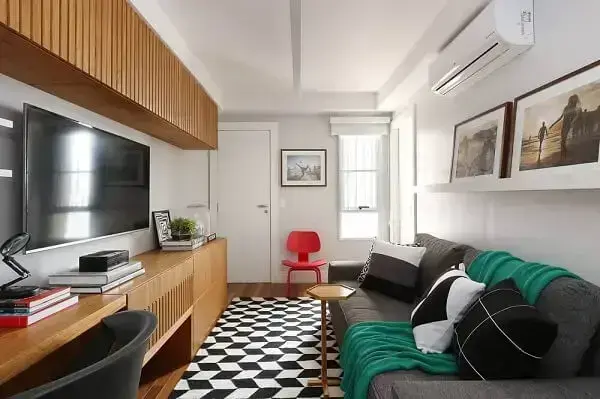 Decoração de sala com tapete preto e branco e sofá de linho cinza