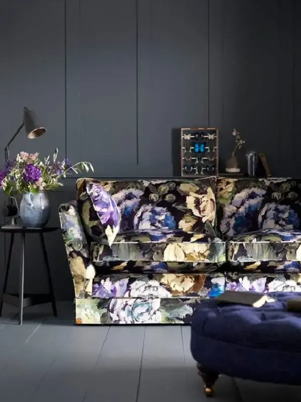 Decoração ousada com sofá estampado floral