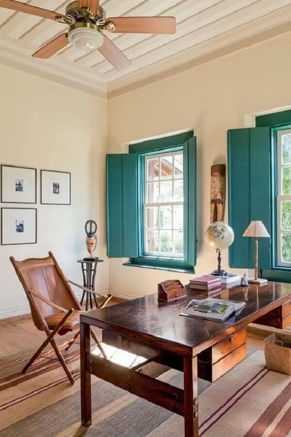 Decoração simples e marcante conta com a presença de janela guilhotina madeira azul