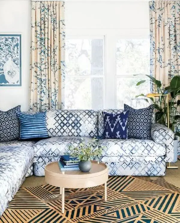 Decoração suave na presença desse sofá de canto estampado azul