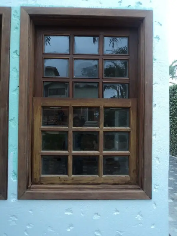 Este é um dos modelos mais clássicos de janela guilhotina madeira
