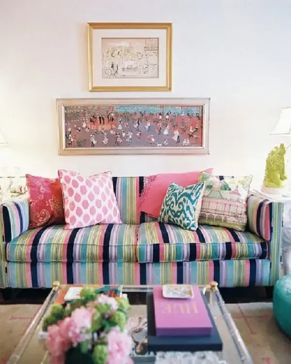Invista em sofás coloridos estampados para uma decoração diferenciada