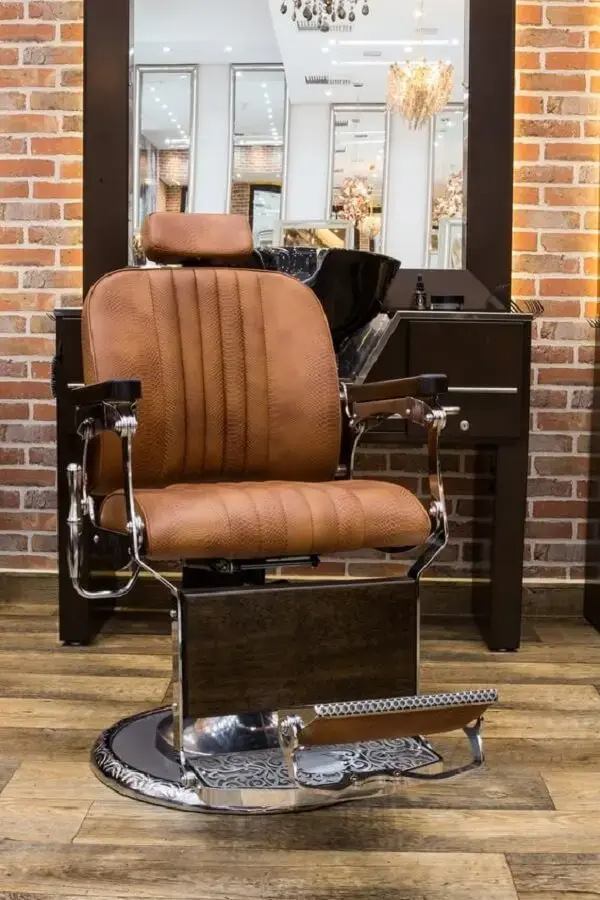 Invista em uma cadeira confortável na hora de compor a decoração de barbearia pequena e simples
