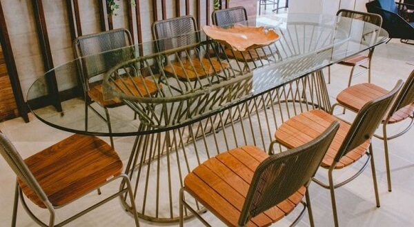 Modelo de mesa ovalada com tampo de vidro. Fonte: @macmoveisnatal