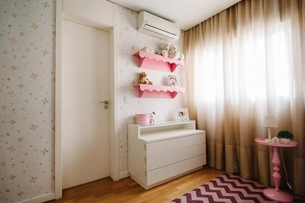 Modelo de prateleira para quarto infantil feminino em tom rosa