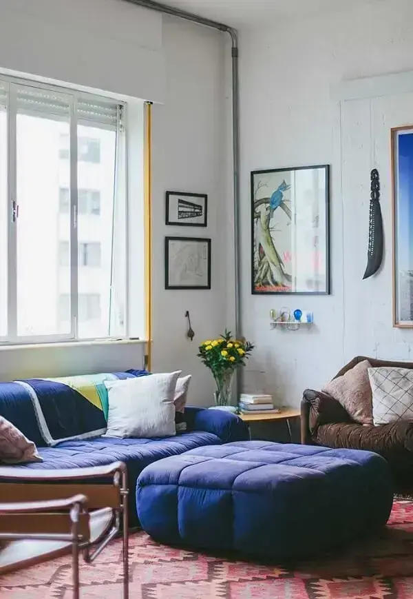 Modelo de sofá de linho azul escuro para sala com estilo boho