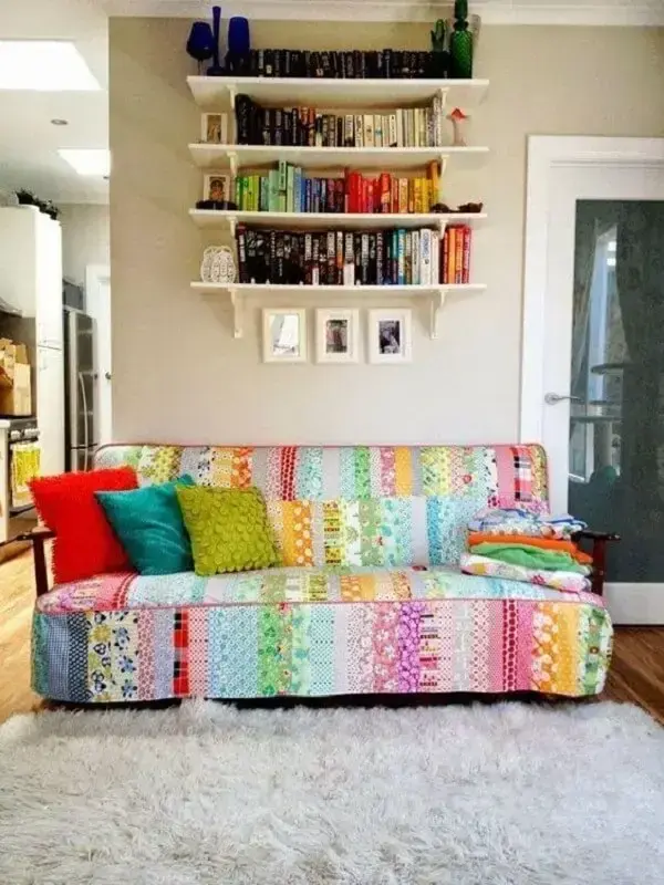 Modelo de sofás coloridos estampados com patchwork