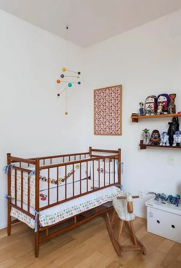 Móveis e prateleira de madeira dão um toque especial ao quarto de bebê simples e barato