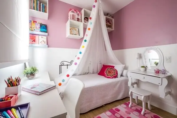 Móveis e prateleira para livros quarto infantil branco se contrastam com a parede rosa