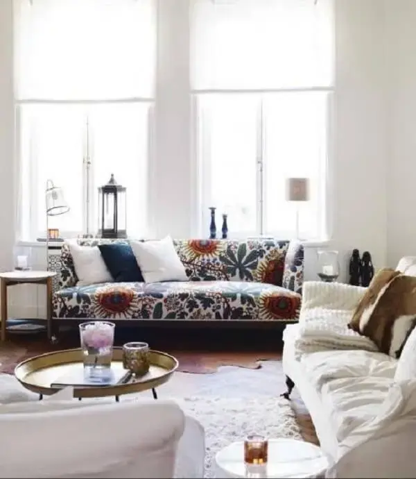 Na decoração você pode mesclar o sofá com estampa e o sofá neutro