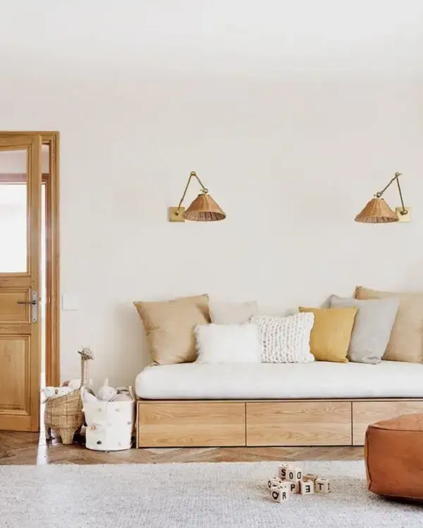 O acabamento em madeira do sofá baú traz um toque especial para a decoração