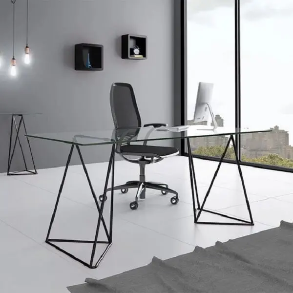 O design da base dessa mesa de vidro para escritório chama a atenção