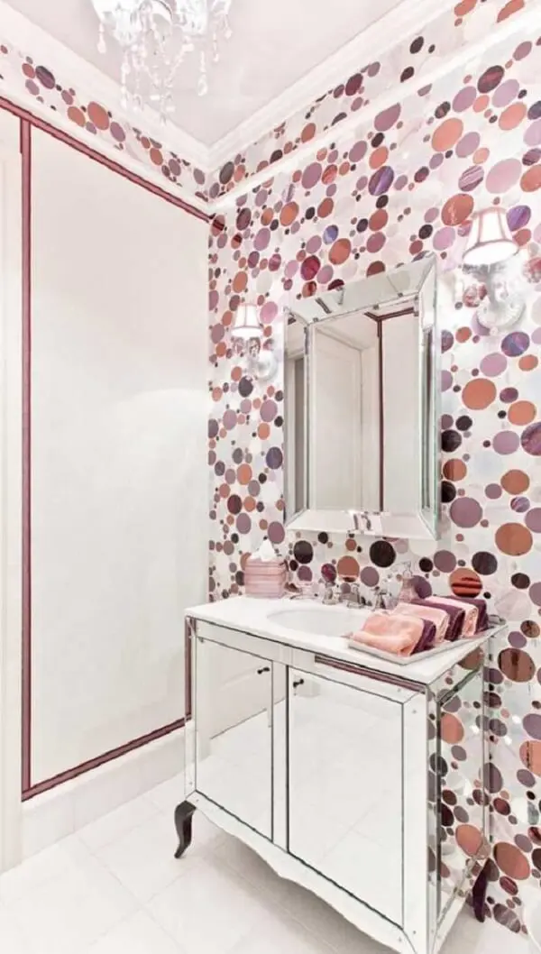 O espelho bisotado quadrado complementa a decoração do banheiro