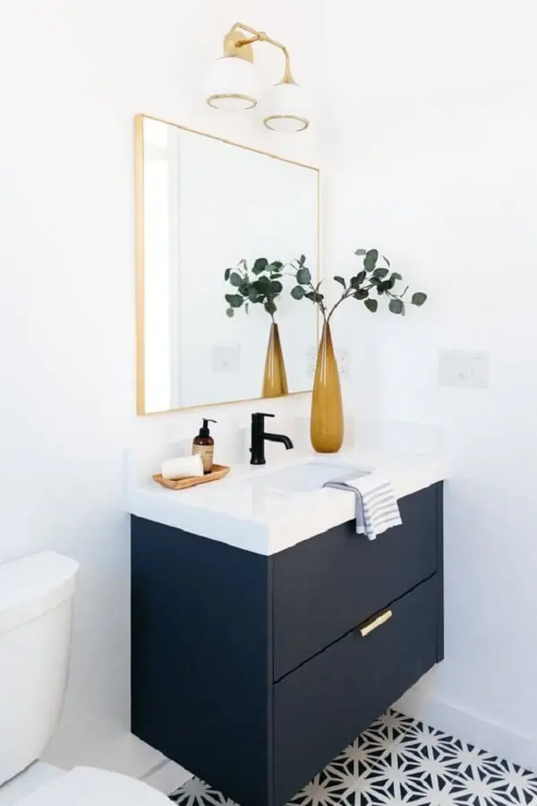 O espelho decorativo quadrado se conecta com a decoração clean