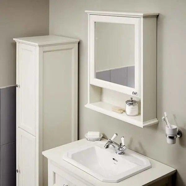 O espelho quadrado para banheiro fica embutido no armário
