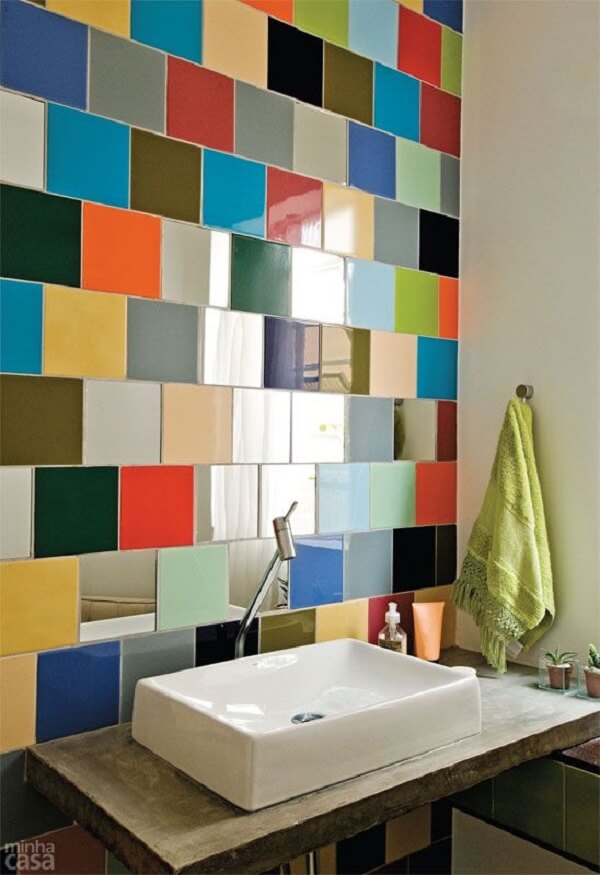 O espelho quadrado para banheiro se mistura com o azulejo colorido