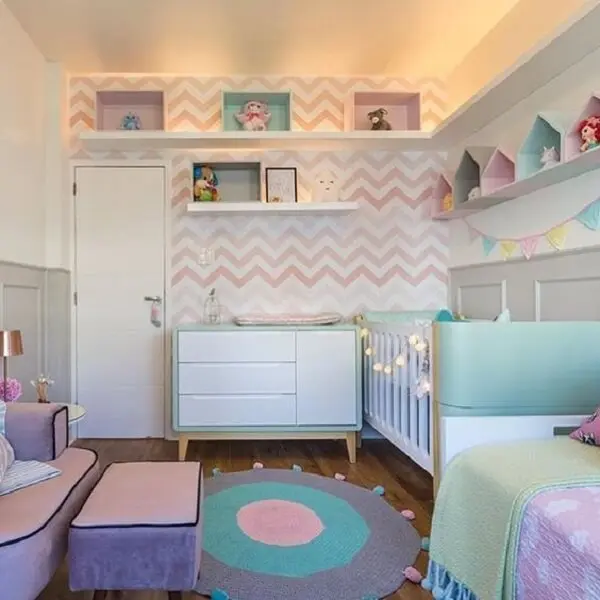 O papel de parede geométrico e a prateleira para quarto infantil branco se conectam perfeitamente