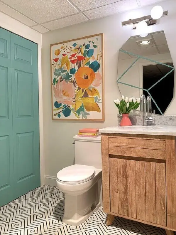 O quadro colorido no banheiro traz descontração ao ambiente