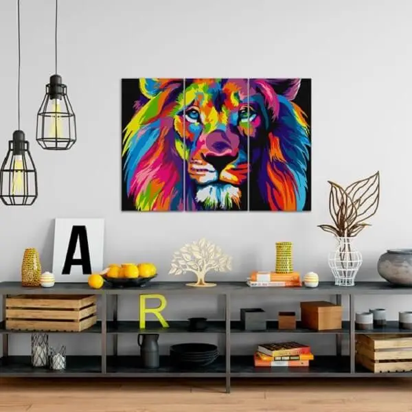 O quadro leão colorido se destaca na parede desse ambiente
