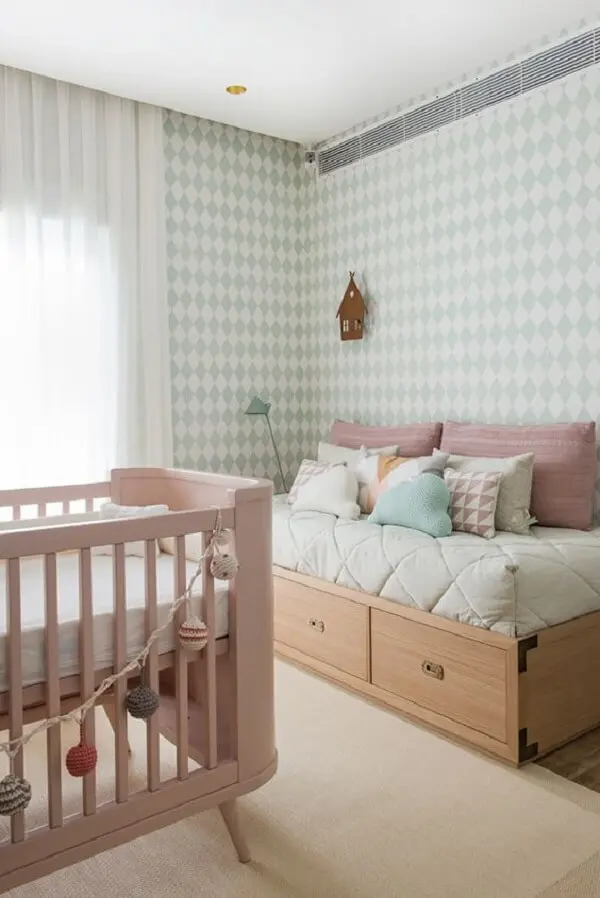 O sofá baú para quarto de bebê serve como cama auxiliar