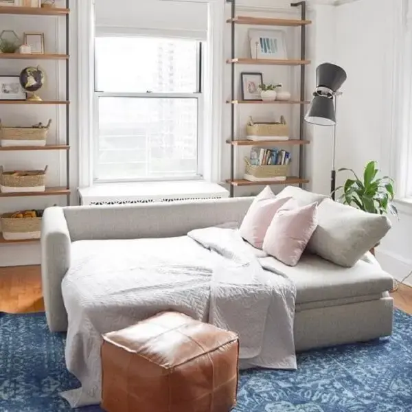 O sofá cama com baú otimiza o espaço no dormitório