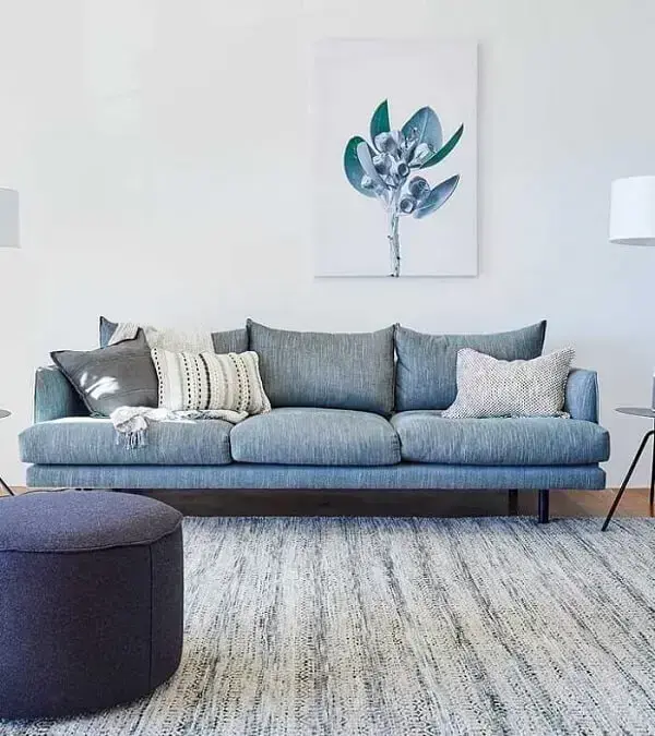 O sofá de linho azul traz calmaria para a decoração da sala