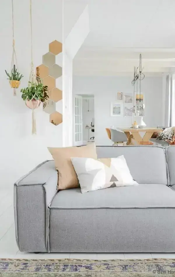 O sofá de linho cinza proporciona elegância para a sua sala de estar